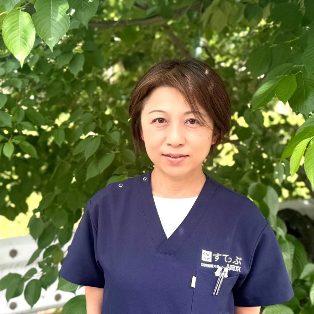 万谷 あいね