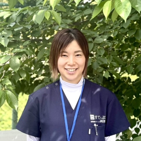 万谷 あいね